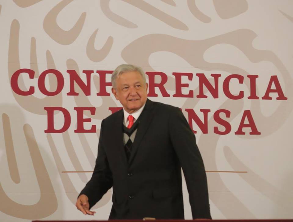 Analiza López Obrador irse a vivir a Palacio Nacional