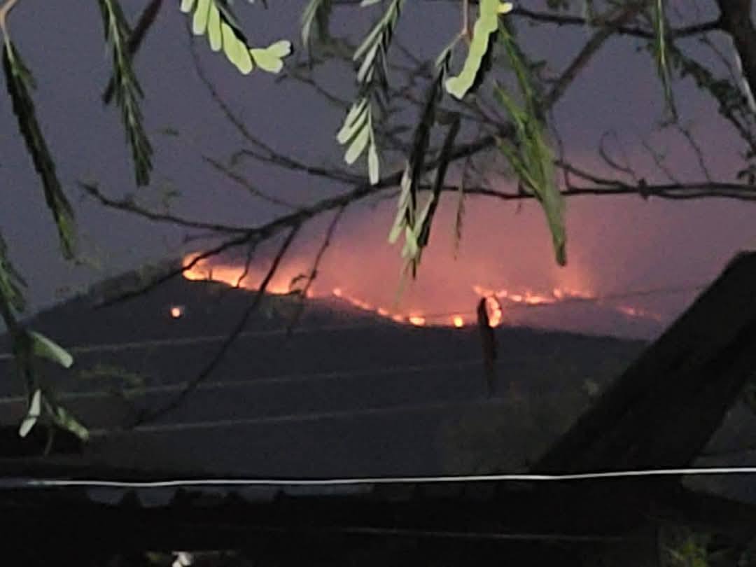 En Tepexco tocan campanas ante nula respuesta del municipal para sofocar incendio