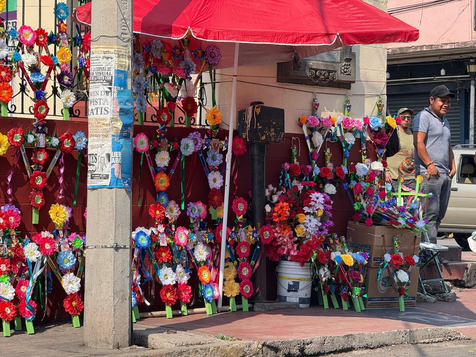 Como cada 3 de mayo, cruces son comercializadas en Izúcar 
