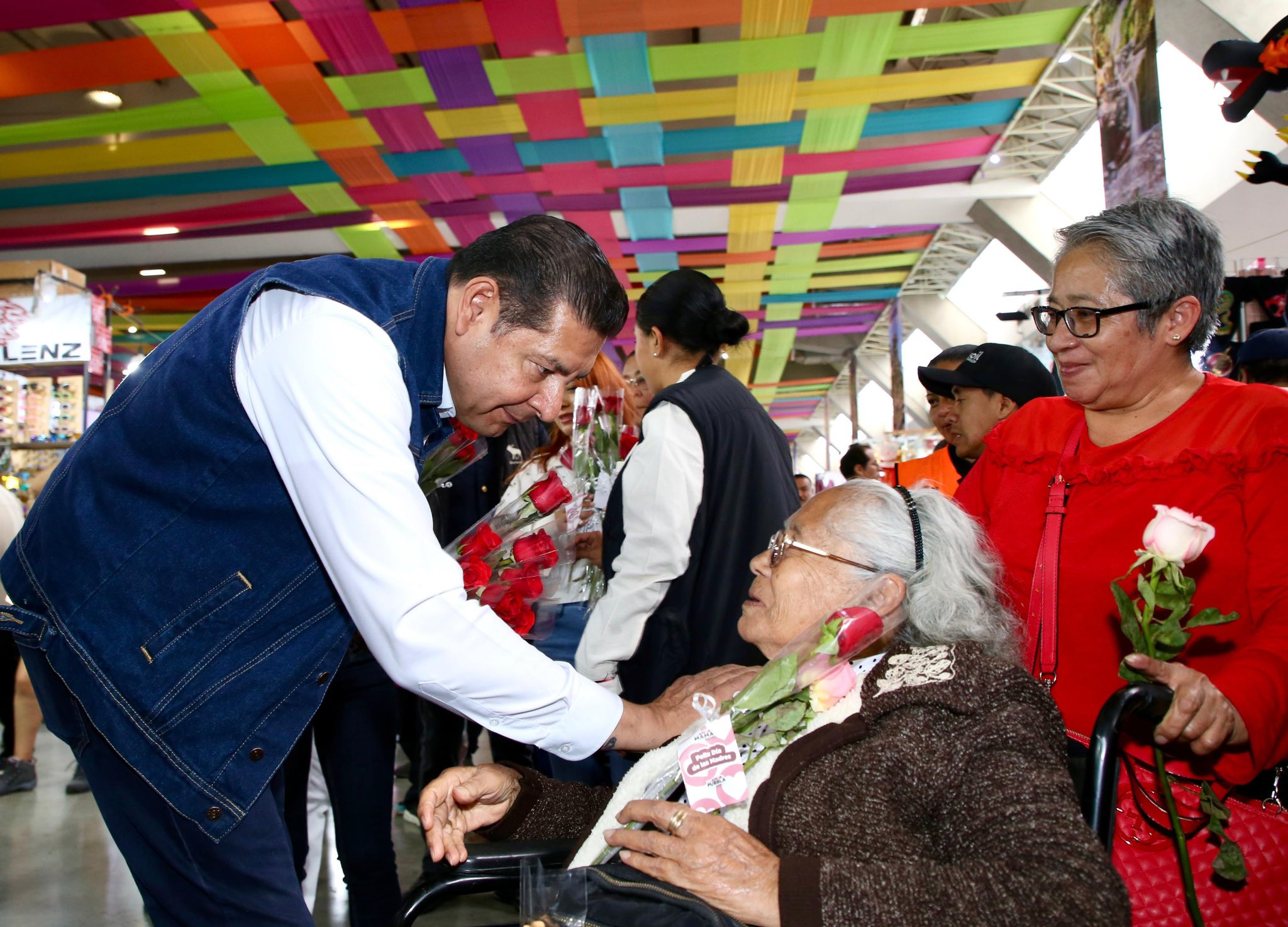 Armenta recorre la Feria y regala rosas a todas las Mamás 