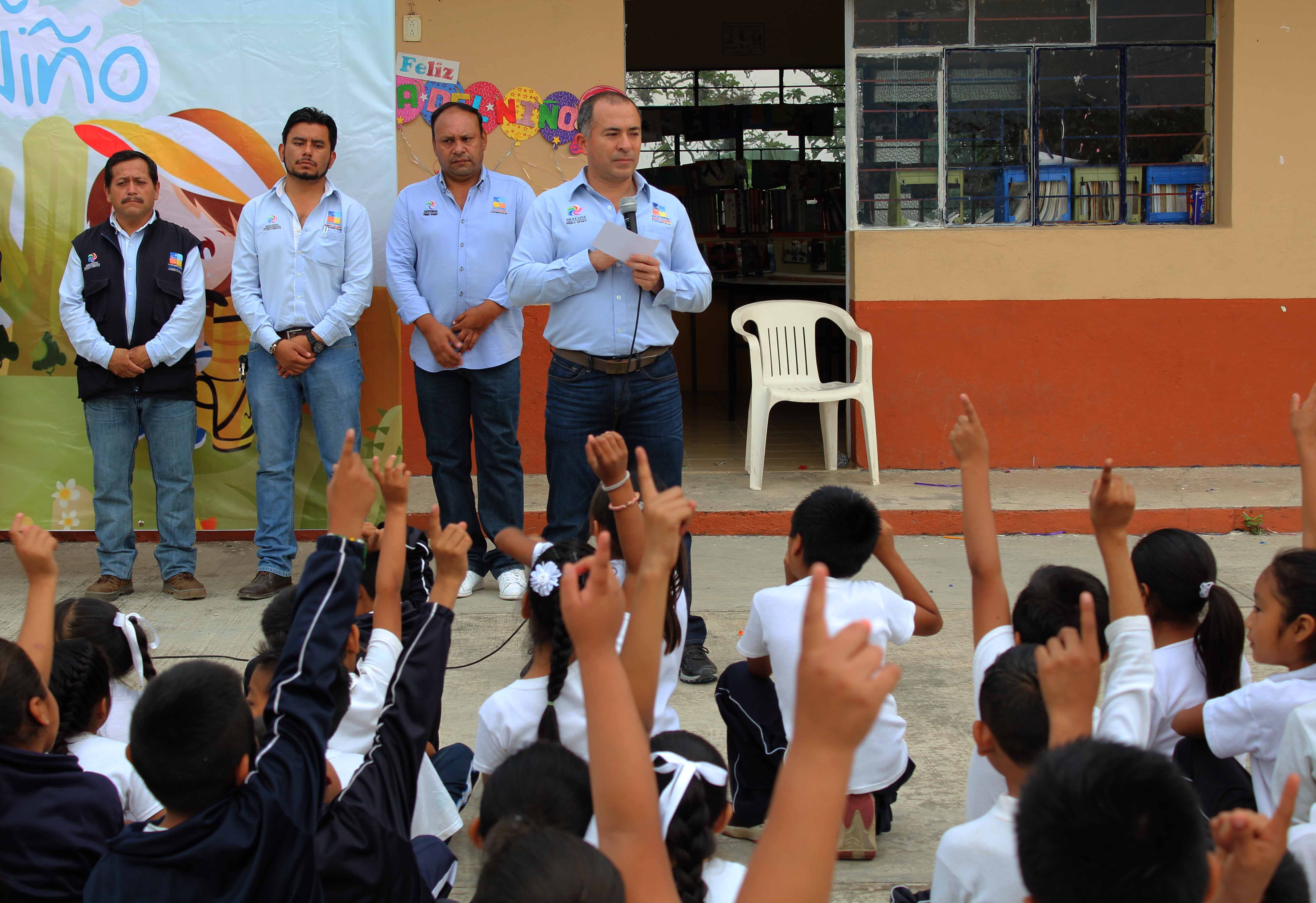 Continúa la entrega de juguetes a los niños de Xicotepec