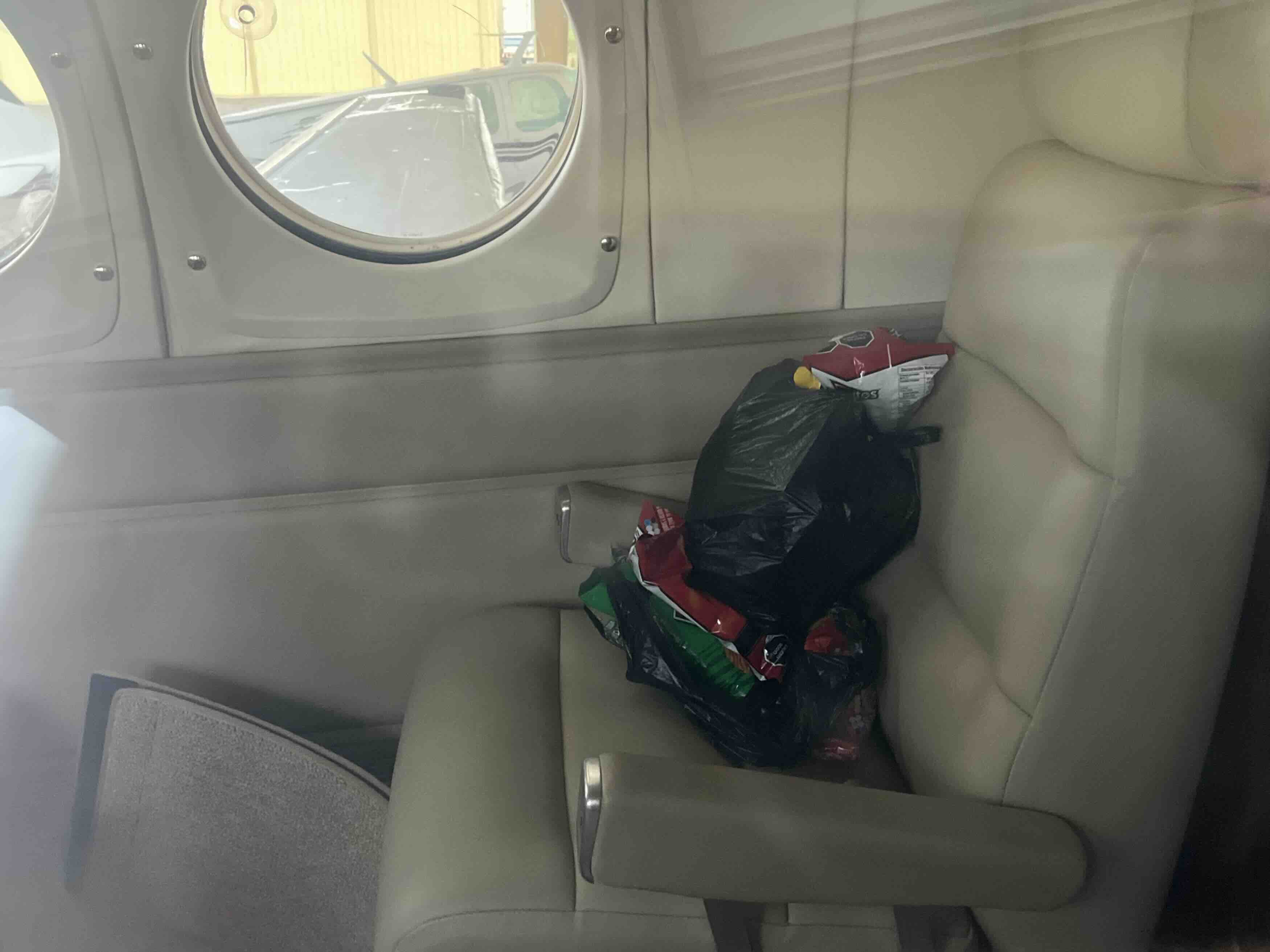 FOTOS Gansitos, pastelitos… esto había en el avión que llevó a El Mayo Zambada a USA