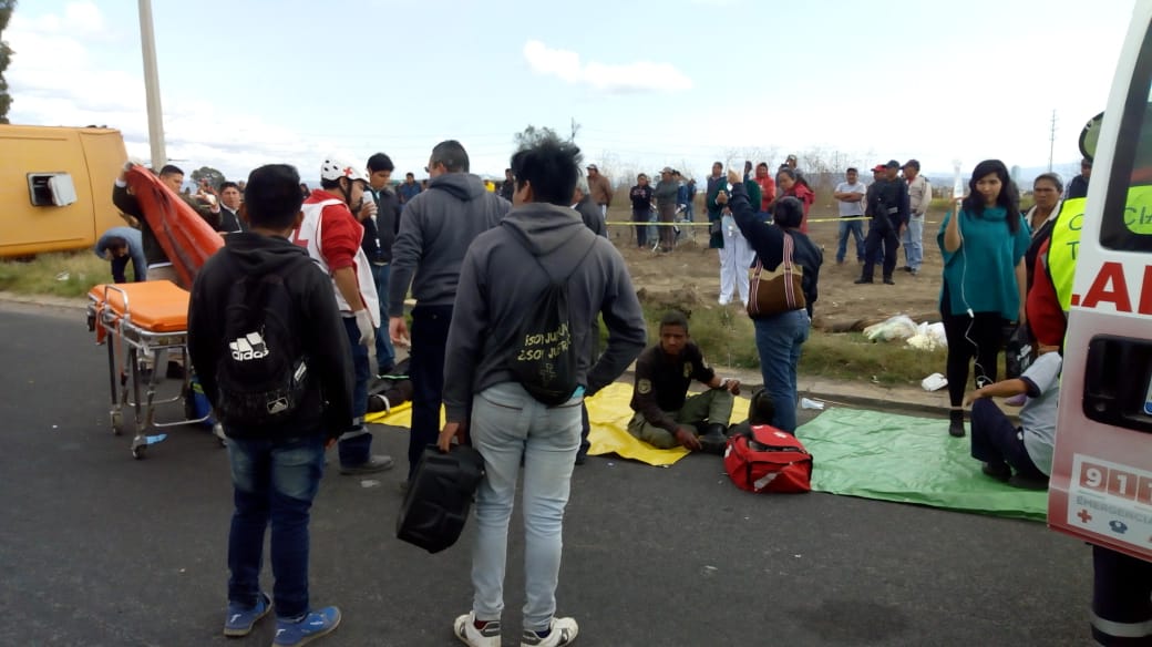 Vuelca camión en Huejotzingo; 15 personas heridas