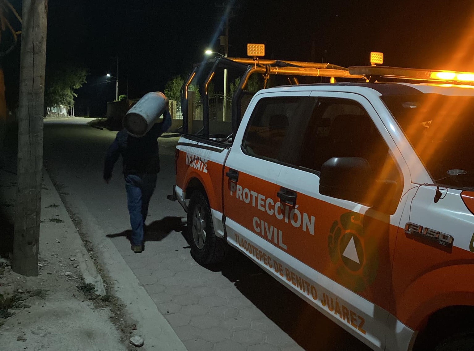 Cuerpos de emergencia atienden fuga de gas LP en vivienda de Tlacotepec