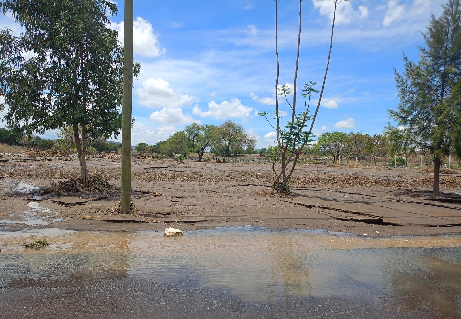 Se desborda canal de riego en Tlapanalá