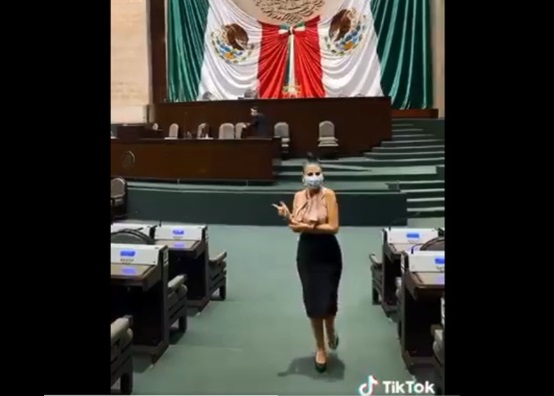 VIDEO Nay Salvatori hace un tiktok en San Lázaro; simula balazos y la tunden en redes