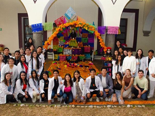 Con concurso de ofrendas, Universidad de la Salud contribuye a preservar el Día de Muertos