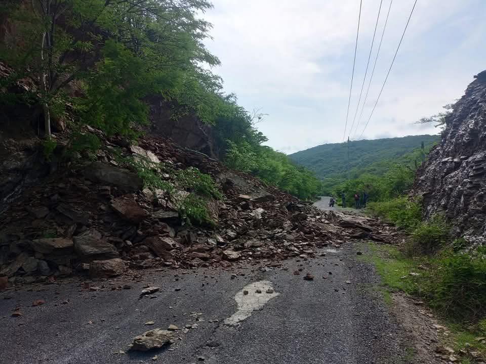 Lluvias dejan derrumbe en la carretera Axutla-Tehuitzingo