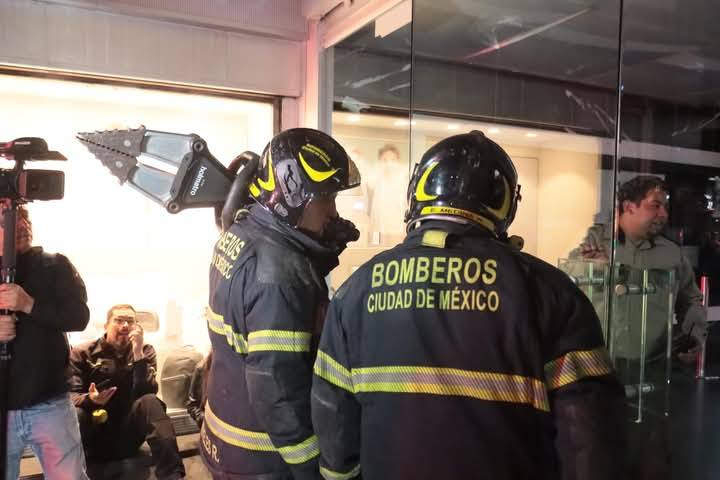 Rescatan a 12 personas atrapadas en elevador de la Torre Latinoamericana sin lesionados
