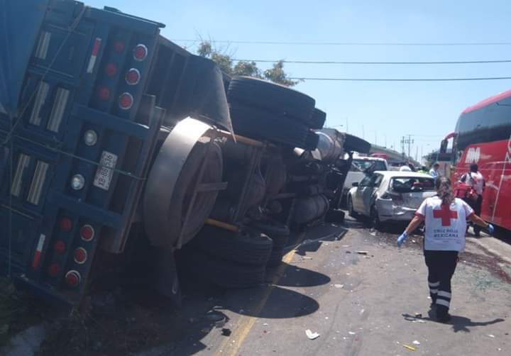 Camión se queda sin frenos, deja 10 lesionados en la México – Puebla
