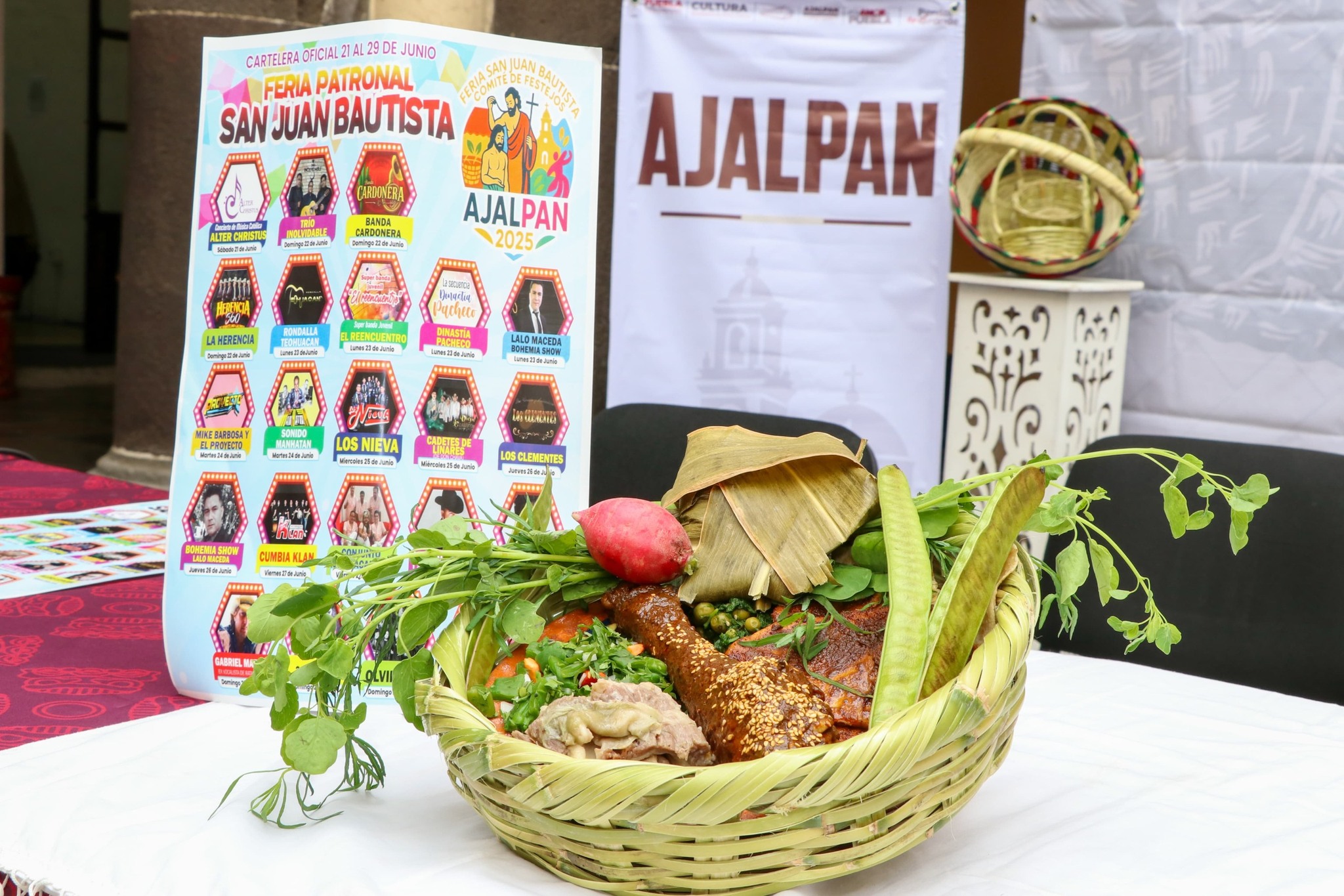 Aleks Sintek y Claudio Alcaraz en la Feria Patronal de Ajalpan