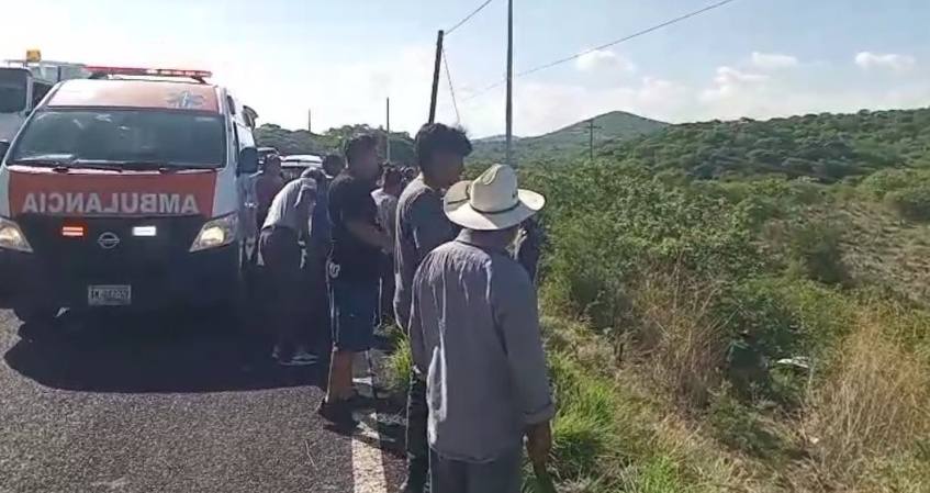 Varios lesionados deja la volcadura de una combi en la carretera Izúcar-Cuautla
