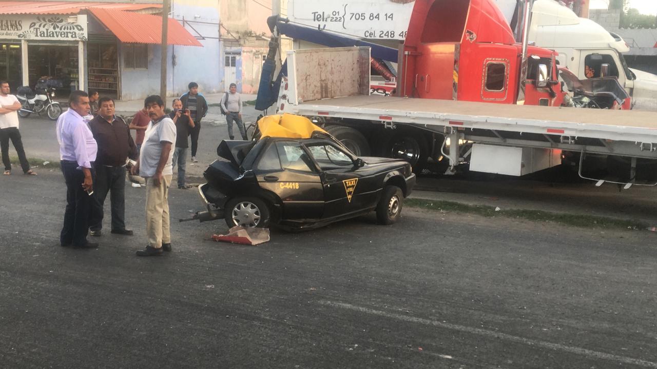 FOTOS Aparatoso accidente, tráiler aplasta varios vehículos en la México - Puebla
