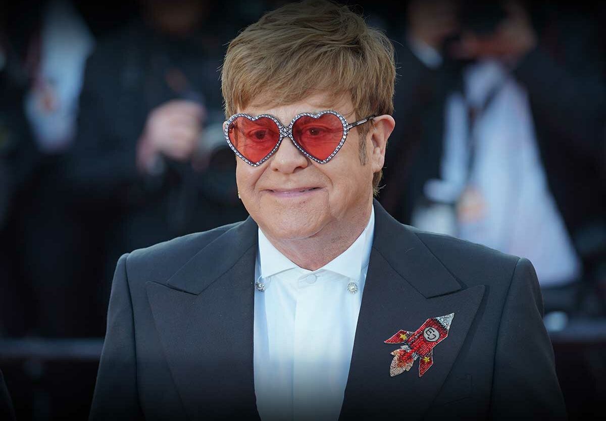 Hospitalizan de emergencia a Elton John en Francia