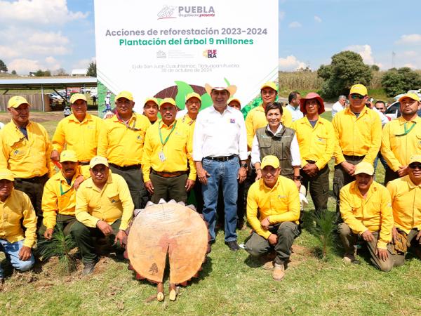 En Tlahuapan Céspedes siembra árbol número 9 millones de plan de reforestación