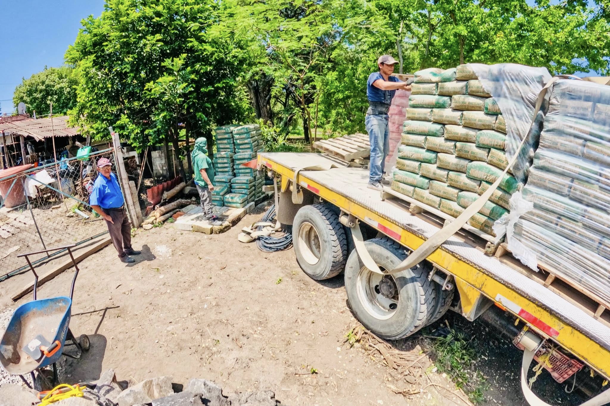 Afectados por inundación en Tepeojuma reciben apoyo
