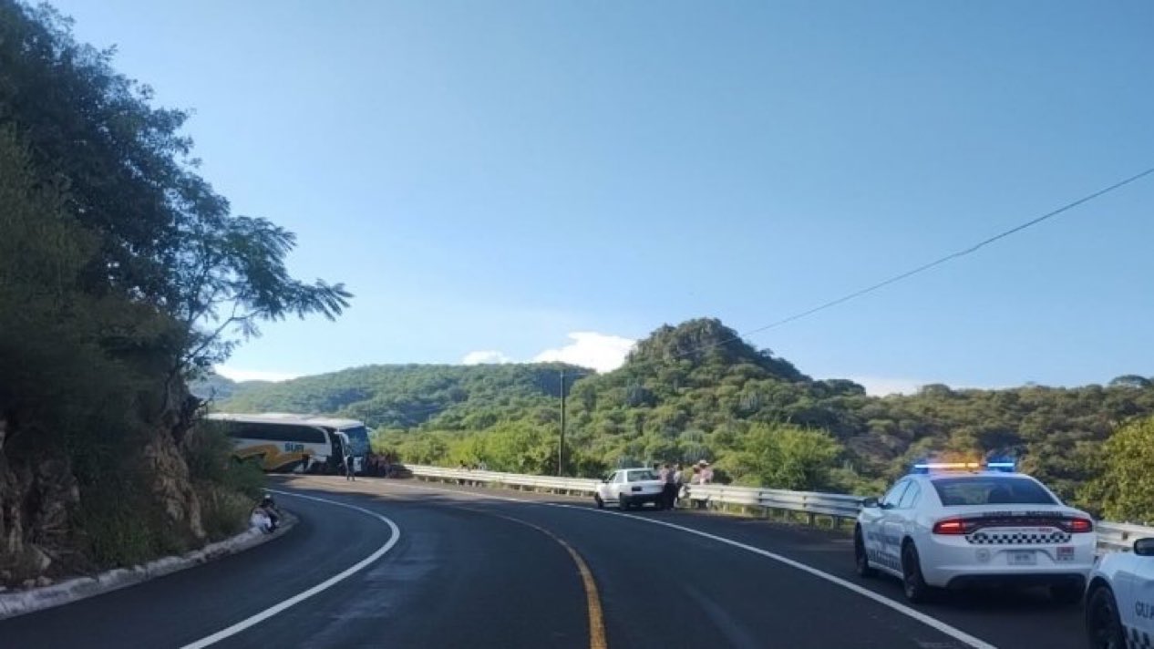 Choca autobús de la línea Sur y auto particular en la Izúcar-Acatlán