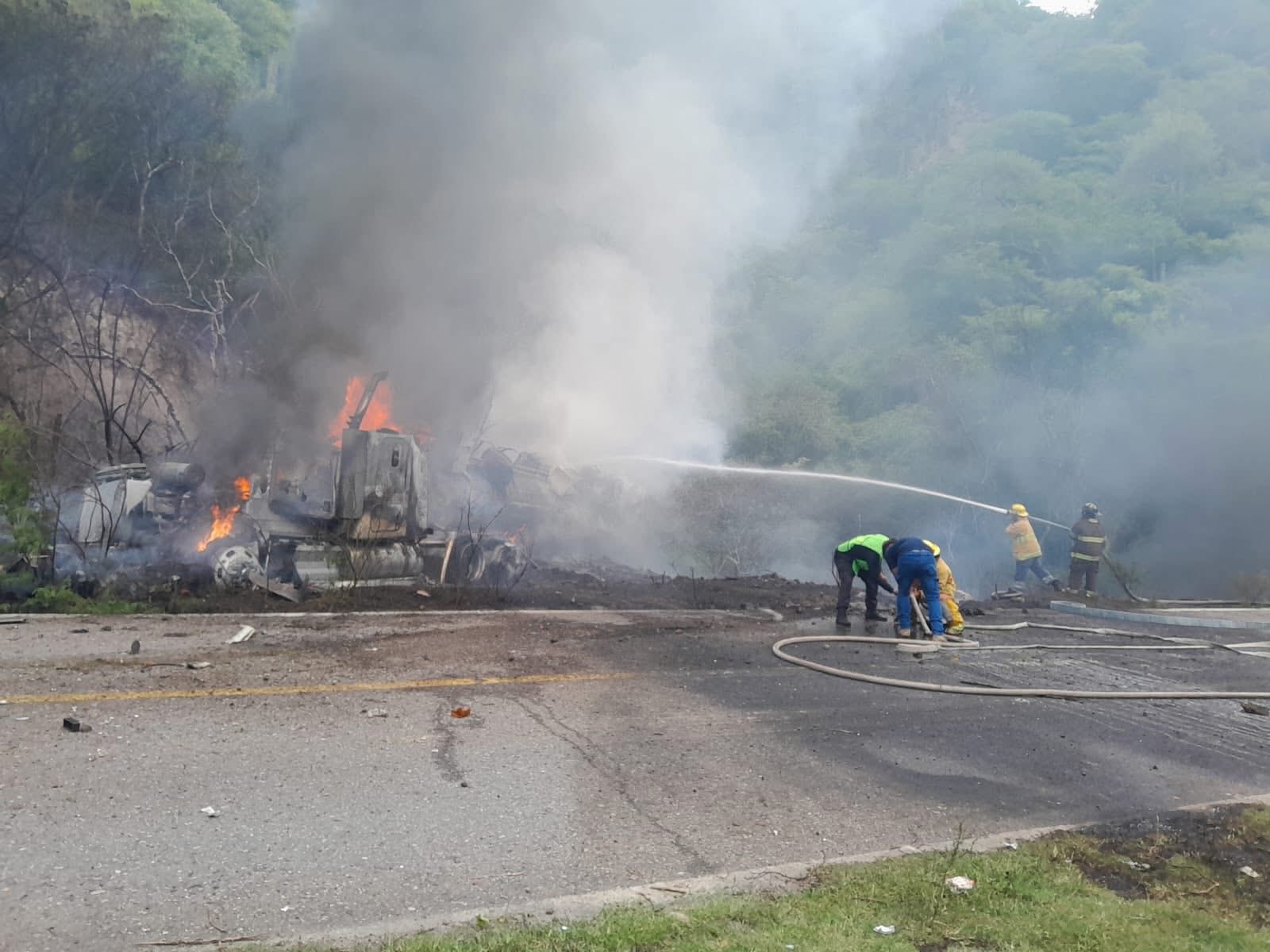 Vuelca pipa con gasolina y explota en la carretera Puebla-Tlapa
