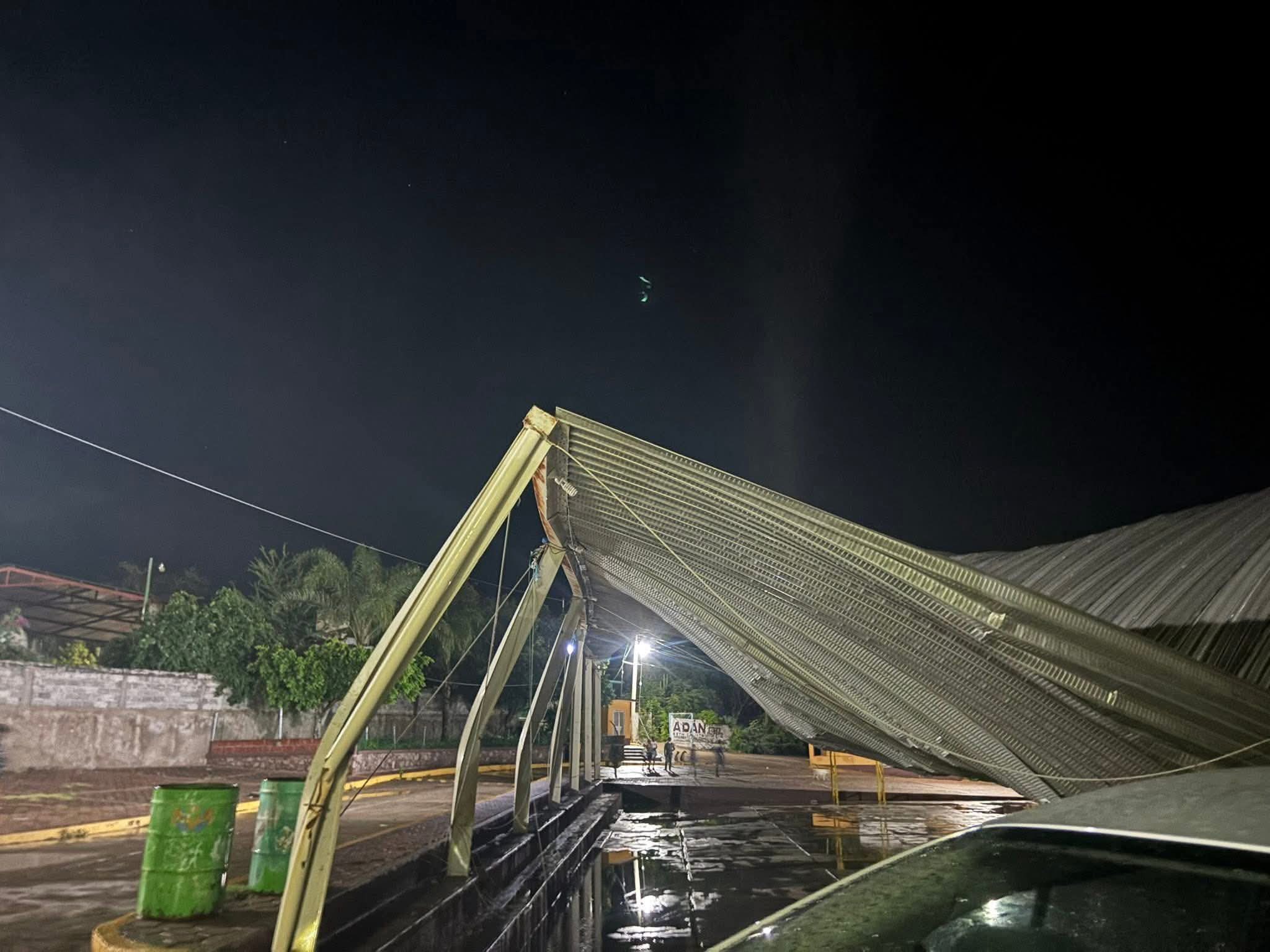 Por lluvias colapsa techumbre de una cancha en Ahuehuetitla