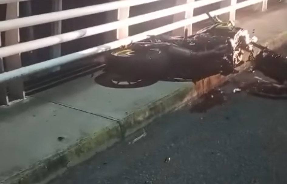 Mujer fallece tras chocar su moto contra taxis en Atlixco