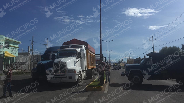 Transportistas bloquean la carretera Tecamachalco - Cañada Morelos