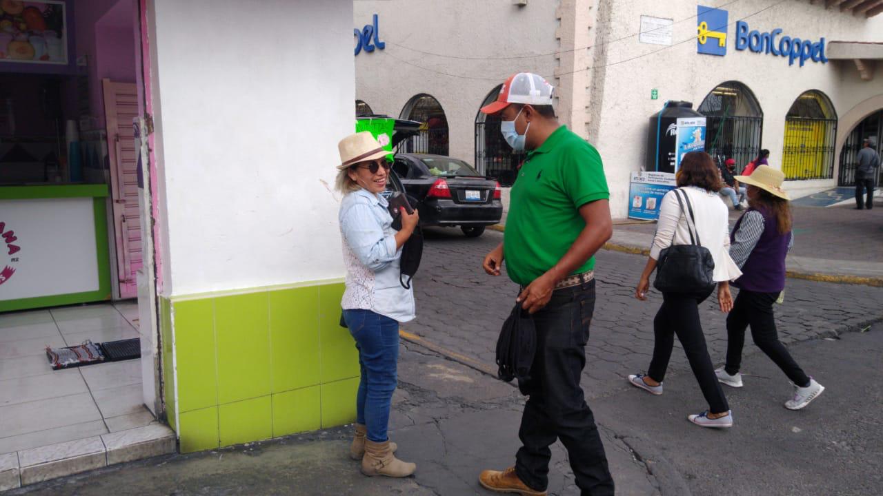 Asociación de Apoyo al Migrante regala cubrebocas en Atlixco