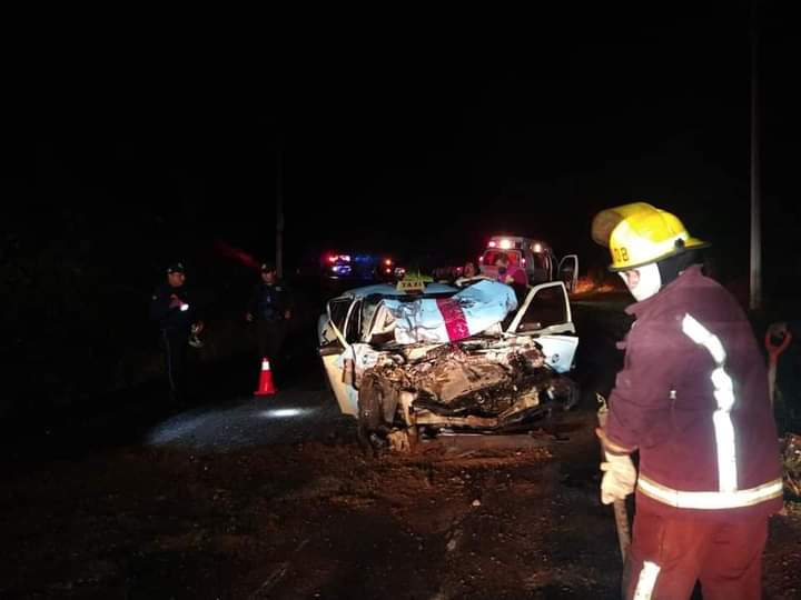 Tras choque camión aplasta a taxi en Zacapoaxtla; hay dos muertos y un herido grave