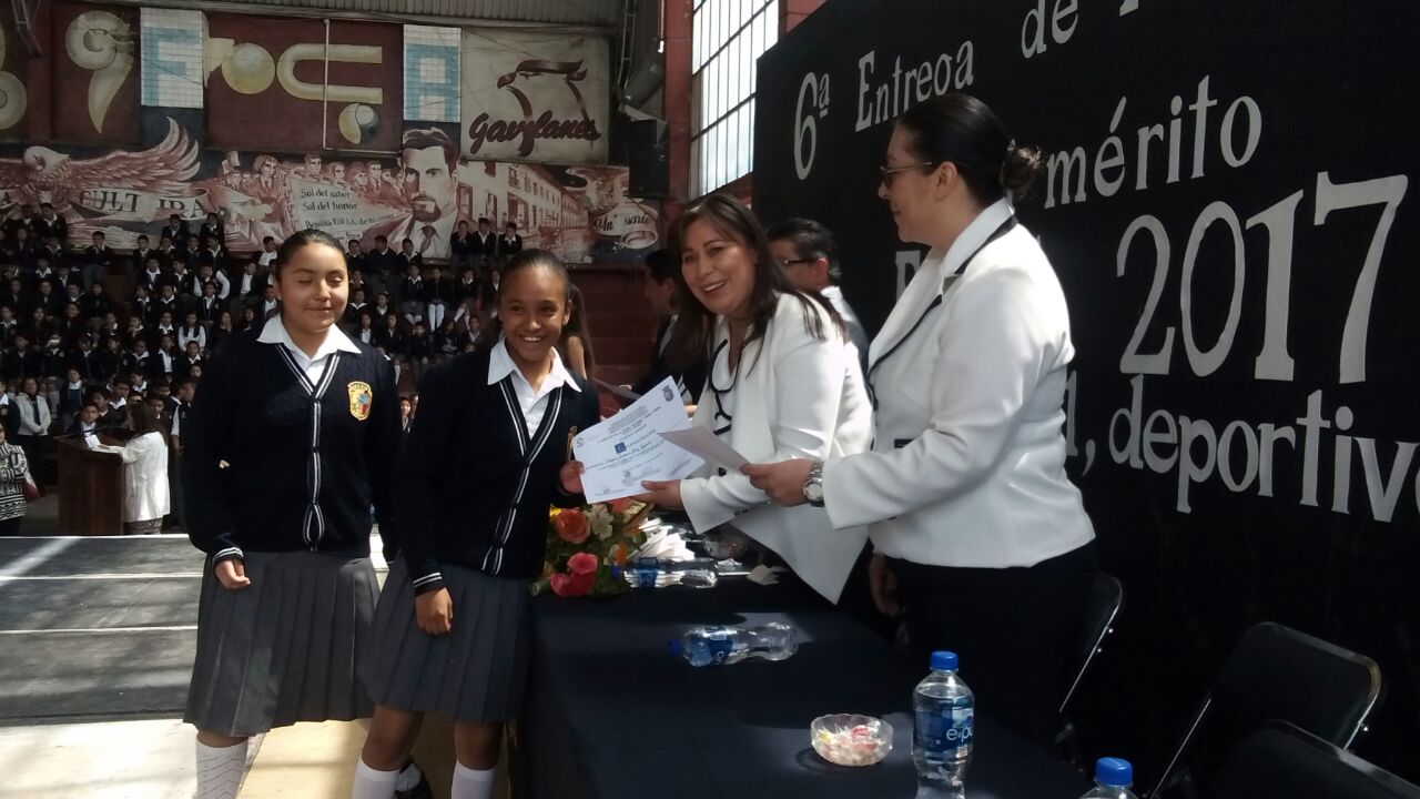 Otorgan reconocimientos a alumnos de secundaria en Teziutlán