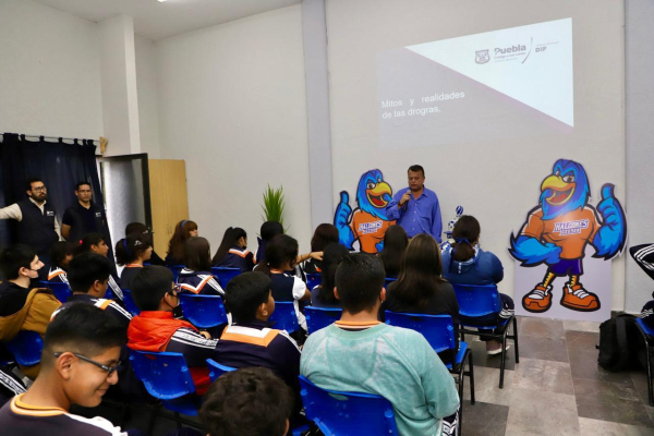 SMDIF Puebla imparte a jóvenes conferencia Mitos y realidades de la droga