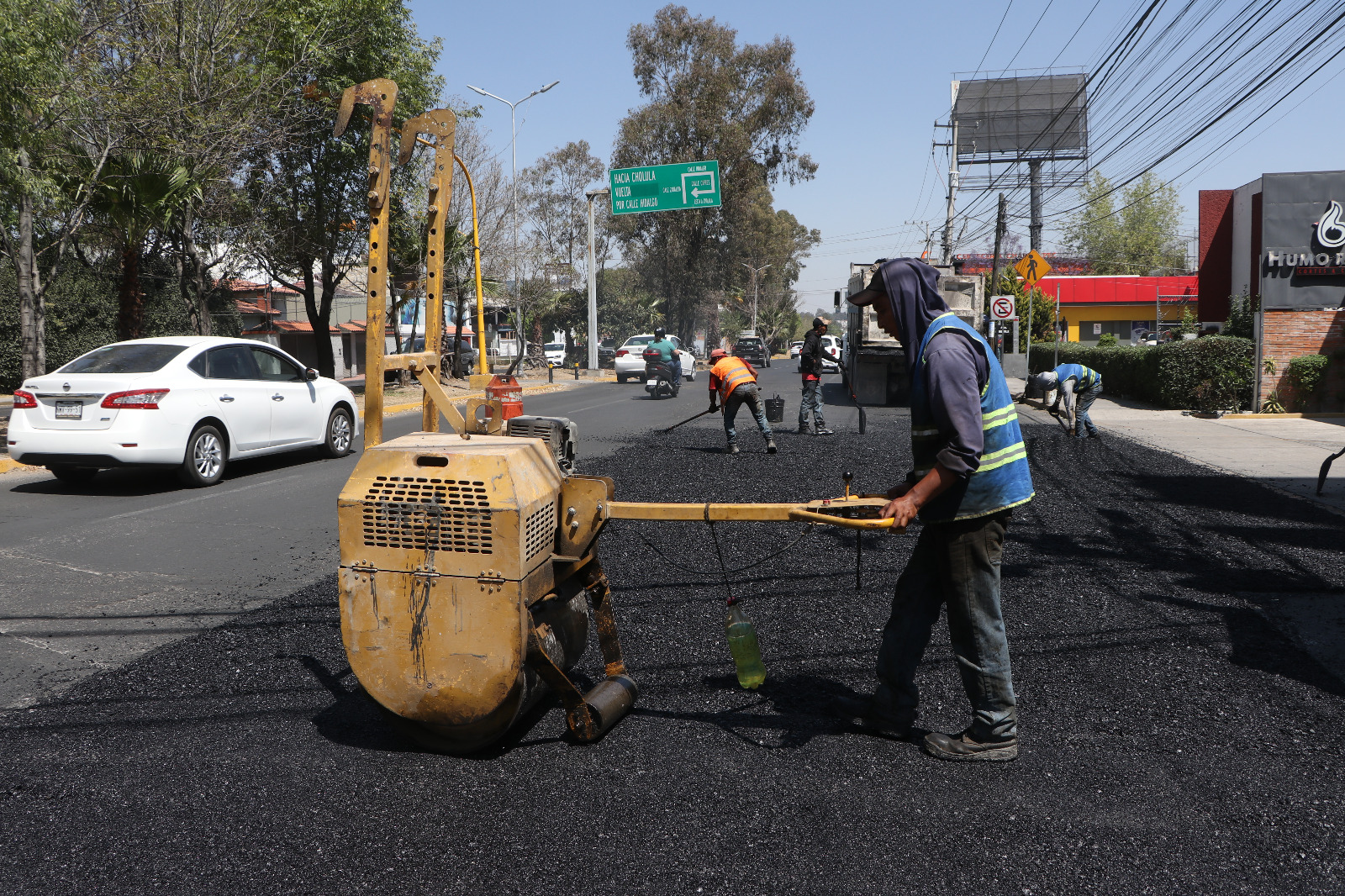  Gobierno estatal realiza bacheo y renivelaciones en carreteras en Puebla capital