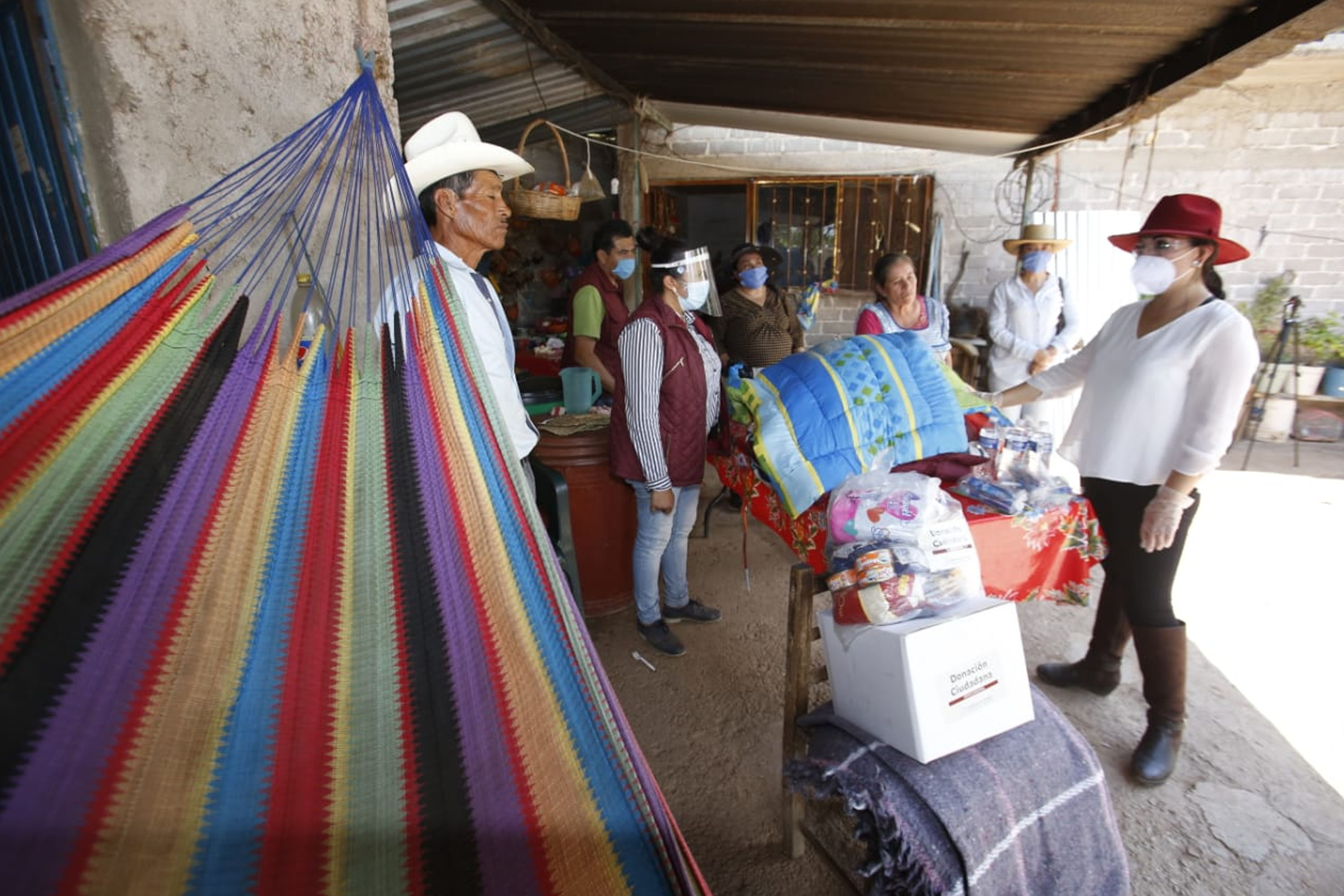 Damnificados de Acatlán de Osorio reciben apoyos