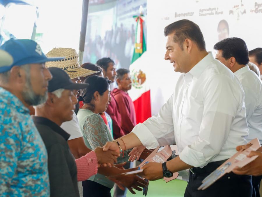 Armenta encabeza entrega de 3.9 mdp de apoyos para el campo en Tianguismanalco