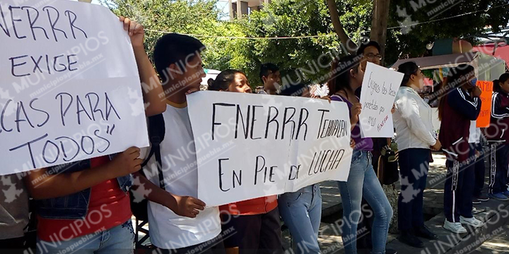 Marchan estudiantes de Tehuacán, exigen becas Federales