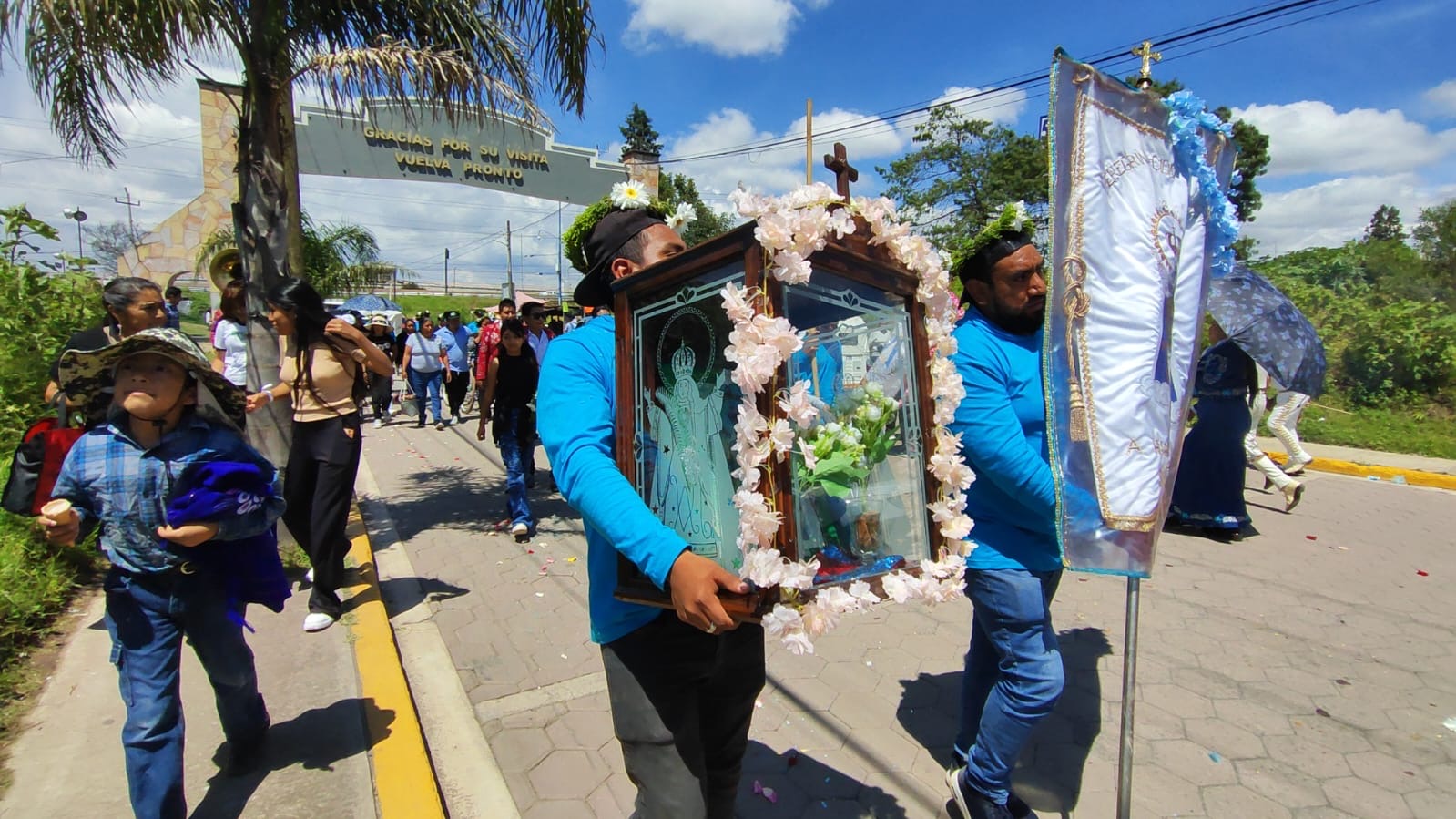 Peregrinos de Coronango regresan de su visita a la virgen de La Asunción en Huamantla, Tlaxcala
