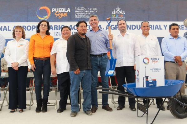 Gali entrega apoyos para producción del mezcal en la Mixteca