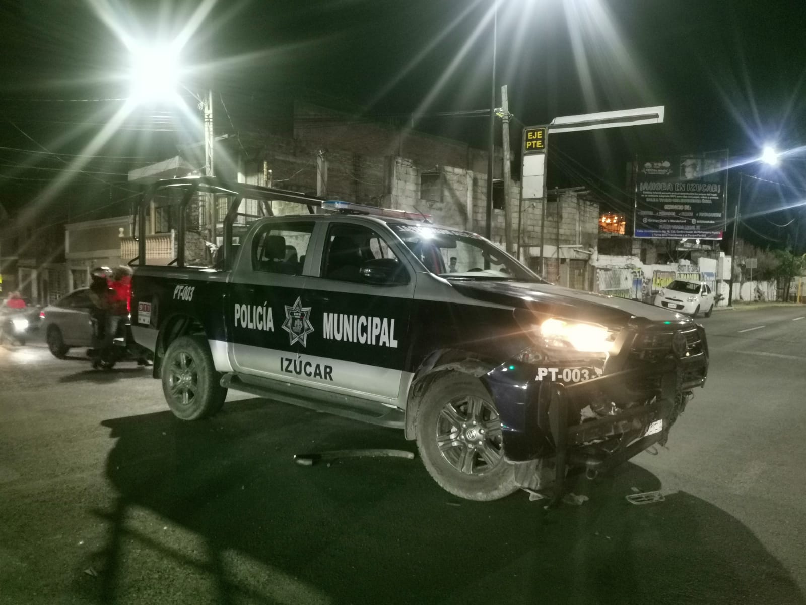 Patrulla de la policía de Izúcar impacta a auto particular en Eje Poniente