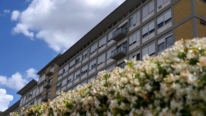 Continúa mejorando Papa Francisco y ya trabaja en el hospital