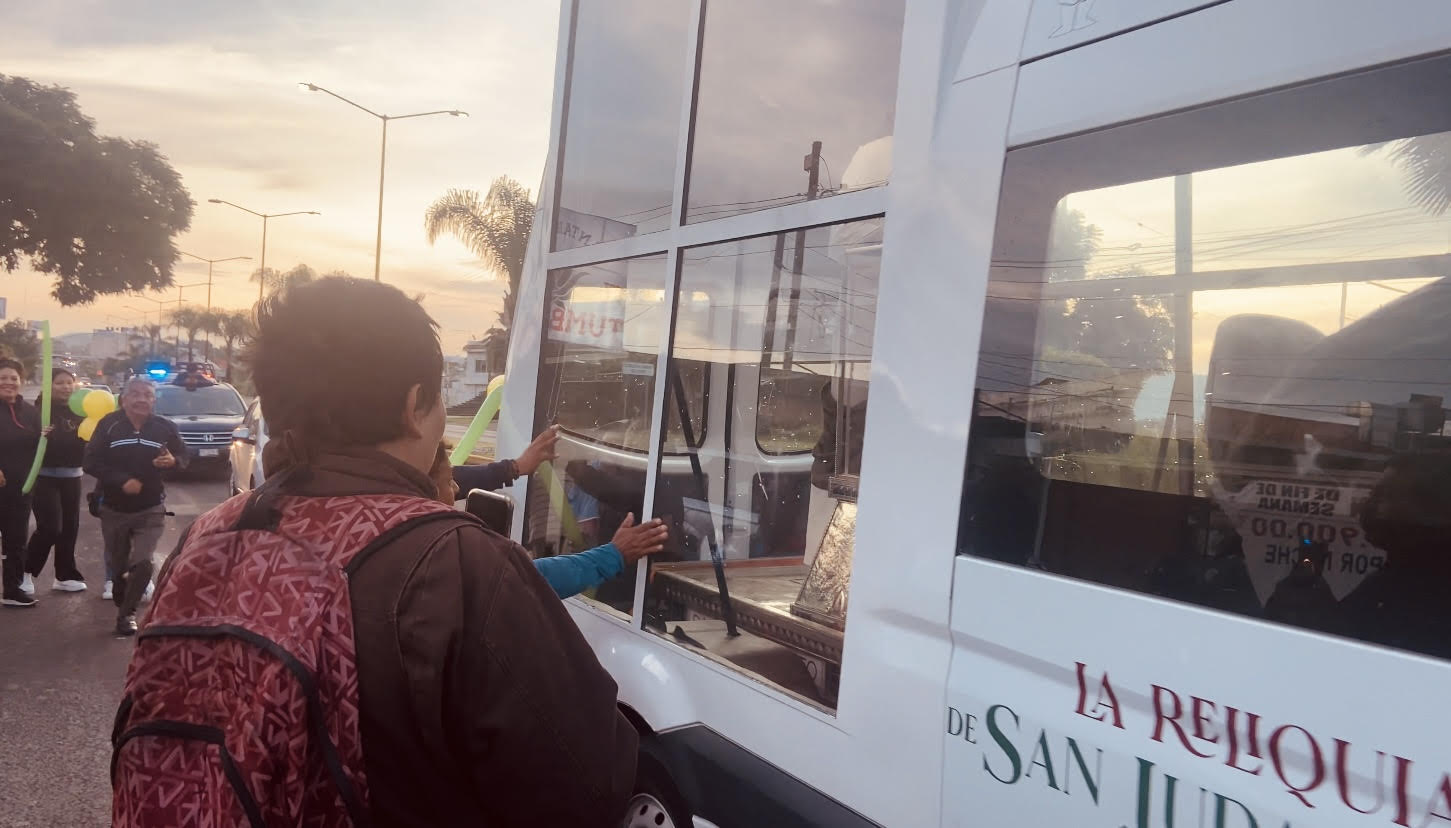 Atlixquenses observan pasar las reliquias de San Judas Tadeo