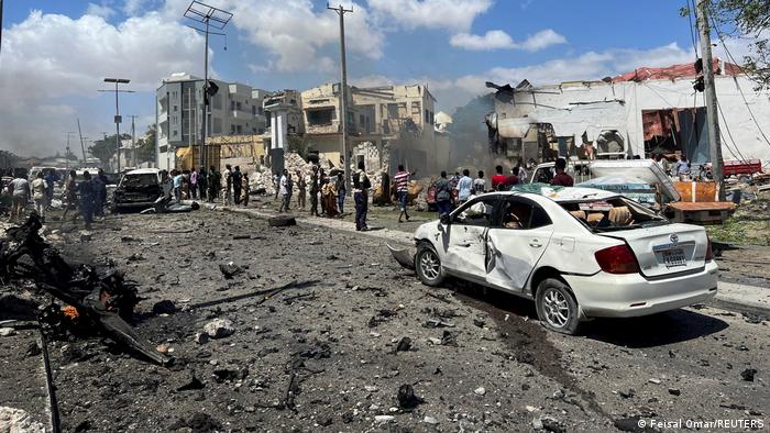 Deja 100 muertos y 300 heridos explosiones de dos coches bomba en Somalia