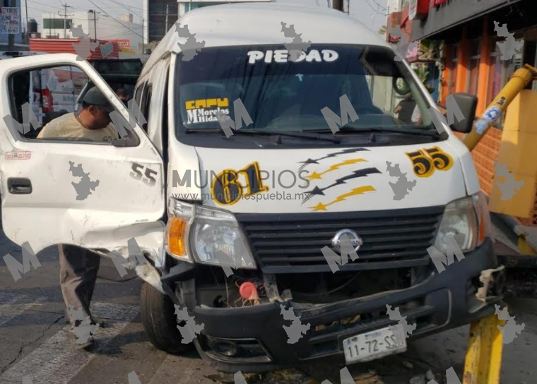 Choque de ruta 61 deja a una persona prensada en Puebla