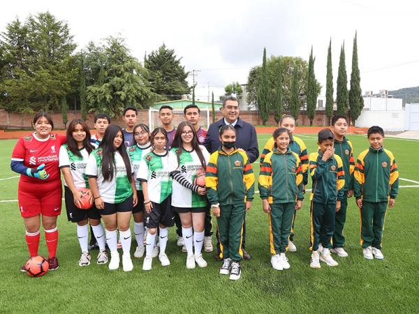 Céspedes inaugura cancha del Centro Escolar Manuel Espinosa Yglesias