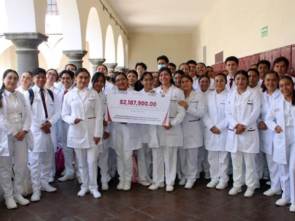 USEP da becas a 190 jóvenes que realizan su internado médico de pregrado
