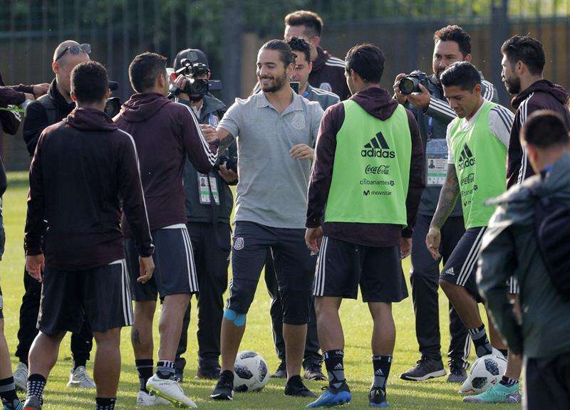 Maluma realiza visita sorpresa a selección mexicana en Rusia