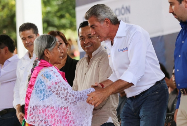 Estado entrega ayuda a campesinos de Sierra Norte de Puebla