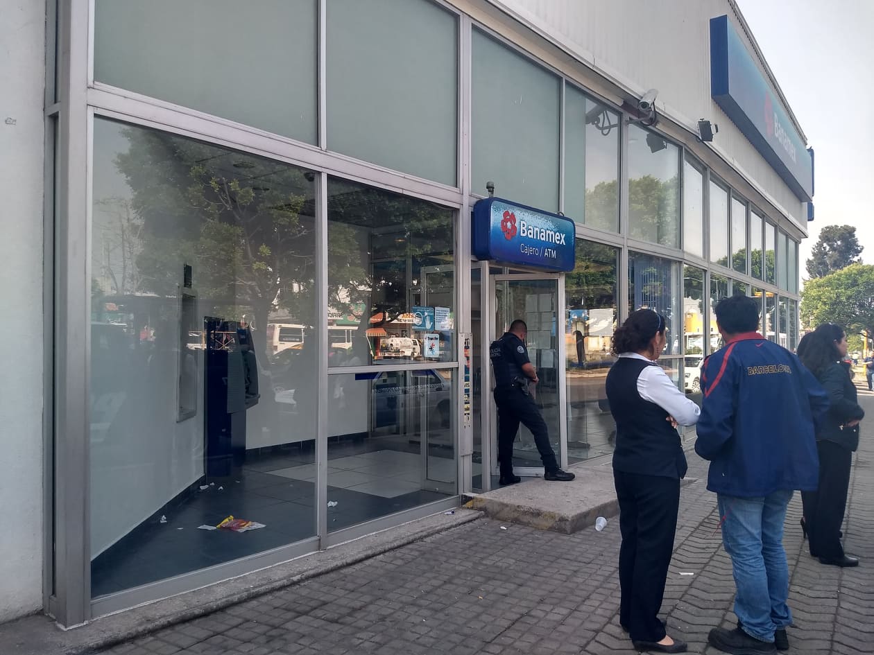 Sujetos armados asaltan Banamex en bulevar 5 de mayo