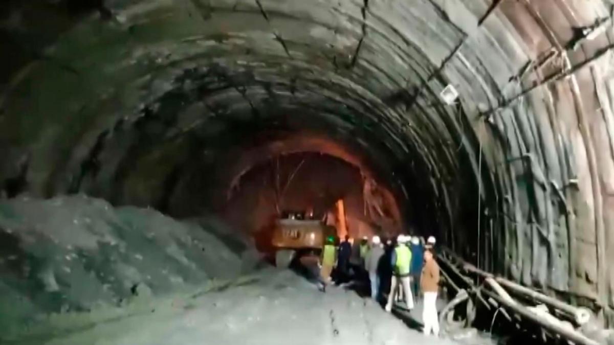 Se derrumba túnel y deja atrapados a 40 obreros en la India