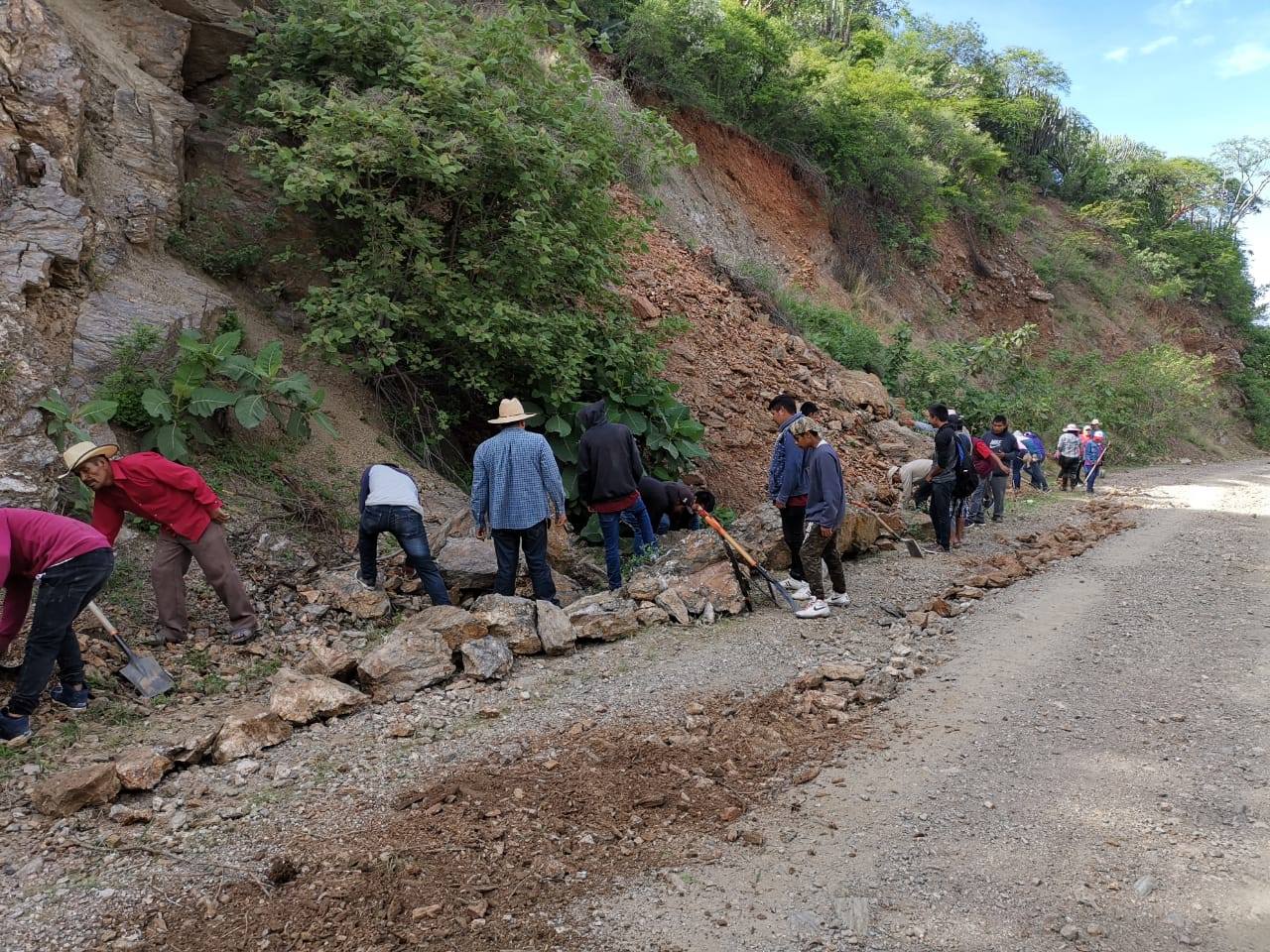 Limpian camino de Ahuatempan a Acatlán de Osorio