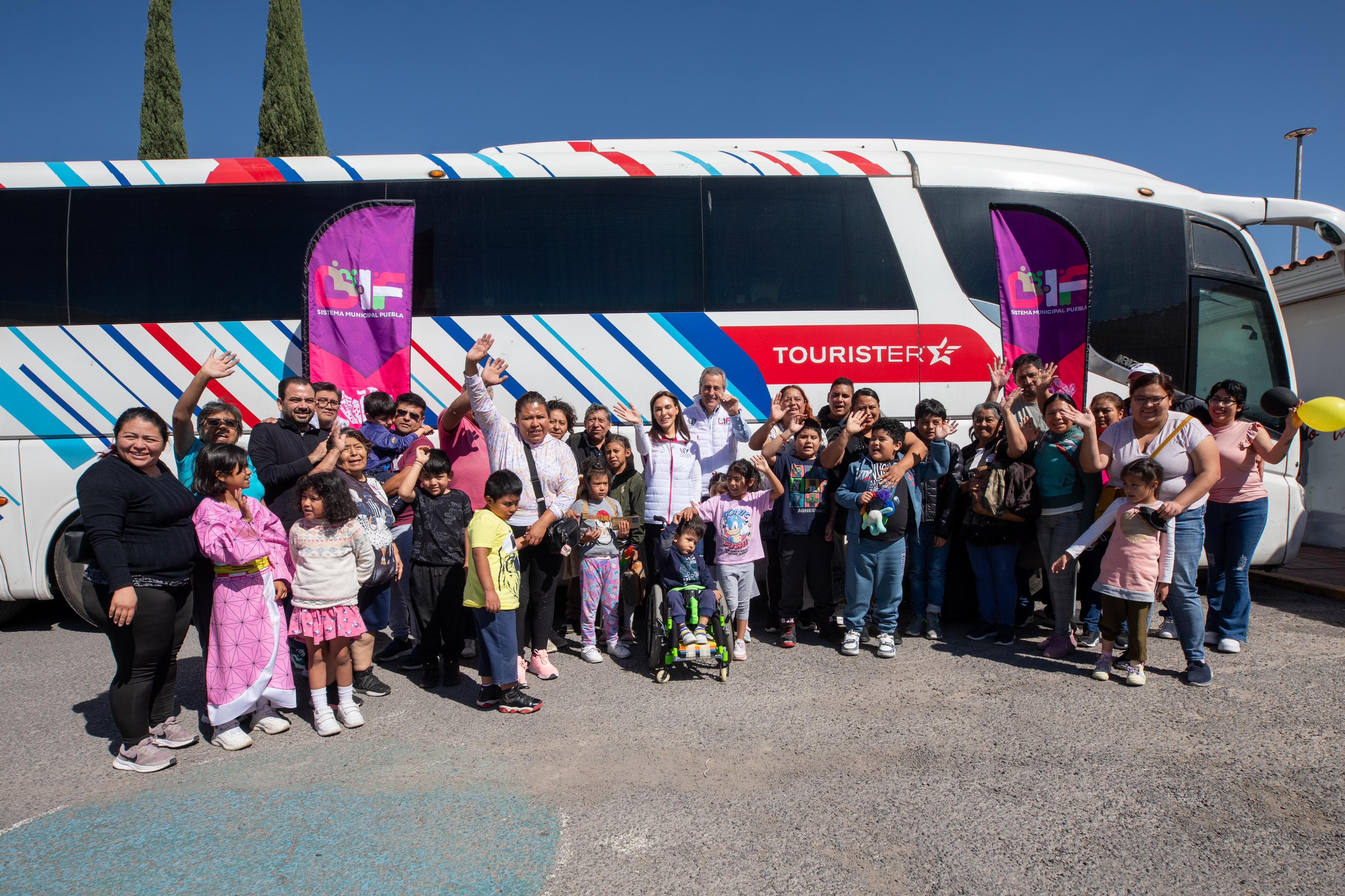 SMDIF cumple el sueño de familias con visita a Mundo Imagyna en Morelos