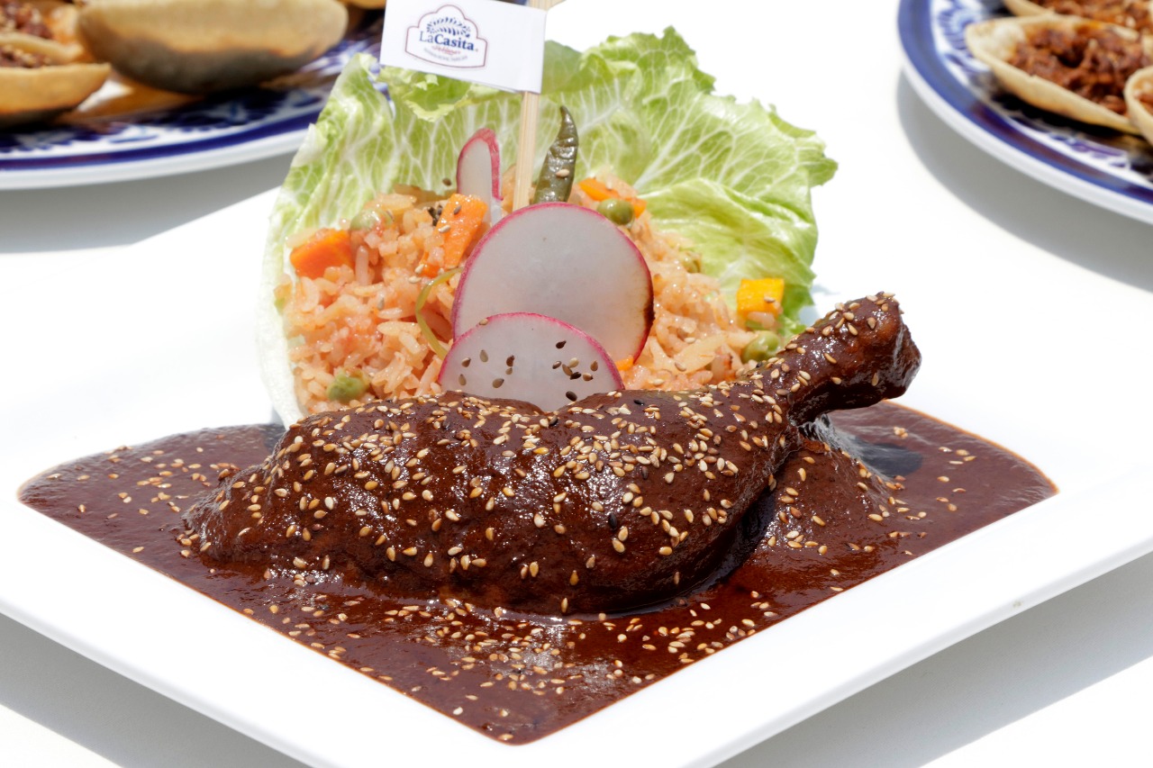 Paisanos, a disfrutar delicioso mole poblano en Los Ángeles, CA