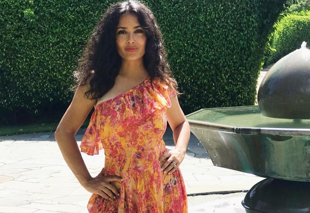 Salma Hayek cumple 53 y luce espectacular en bikini